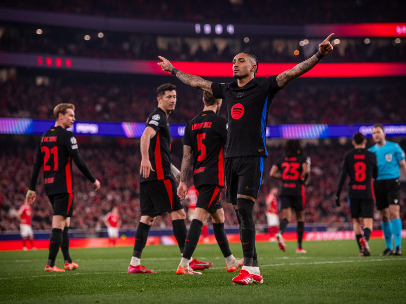 Raphinha celebra el 0-1 del Barcelona contra el Benfica