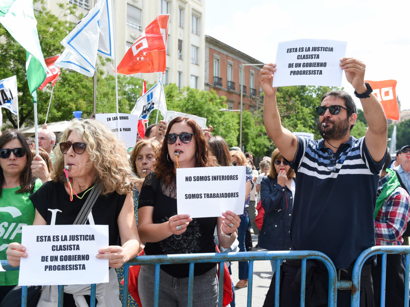 Decenas de funcionarios de Justicia protestan durante una manifestación frente al Congreso de los Diputados