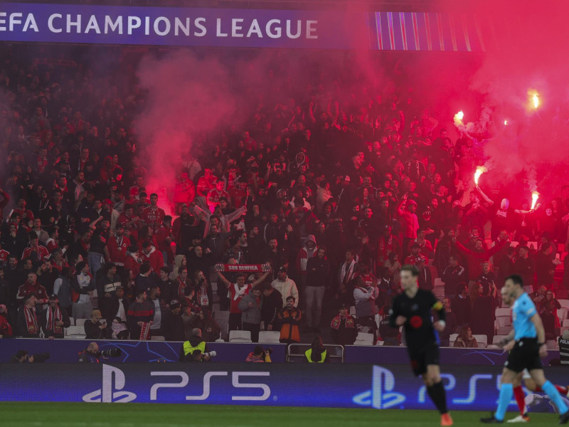 Los aficionados del Benfica encienden bengalas durante el partido contra el Barcelona.