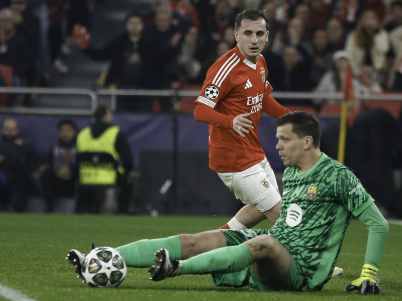 Szczesny detiene un balón en el Benfica - Barcelona, ida de los octavos de final de la Champions League.