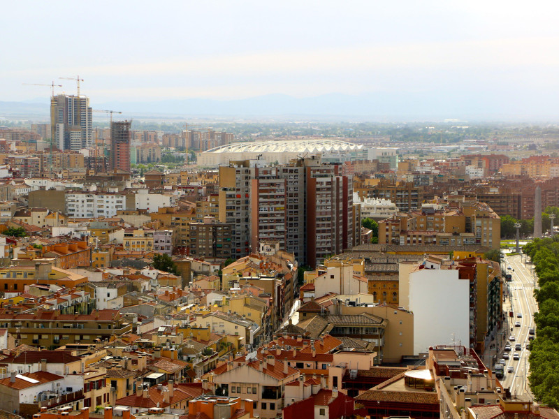 Vista de la ciudad desde lo alto de una de las torres de la Basílica de Nuestra Señora del Pilar con el estadio de fútbol La Romareda de Zaragoza