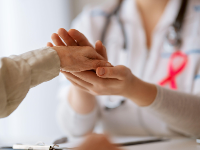 Paciente femenina escuchando al médico en el consultorio médico