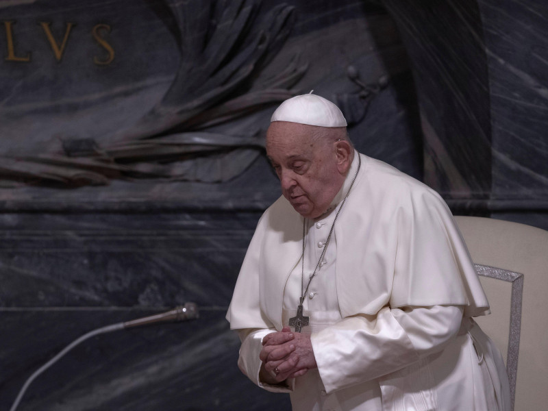 El Papa Francisco asiste a la ordenación episcopal de Monseñor Renato Tarantelli Baccari en la Basílica de San Juan de Letrán en Roma