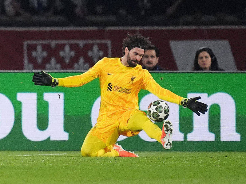 Alisson saca el pie para parar el disparo de Dembelé