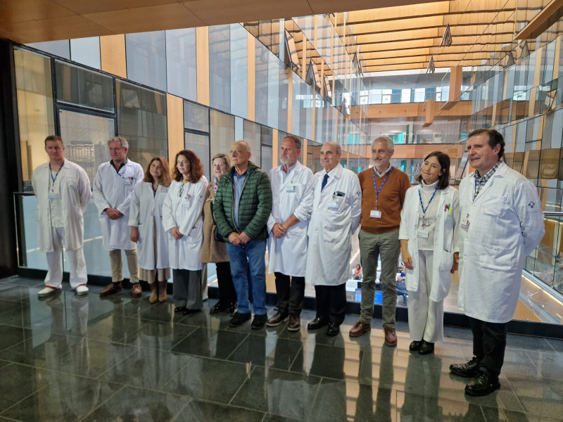 El paciente, junto con su esposa y el equipo médico del HUCA que participa en el tratamiento