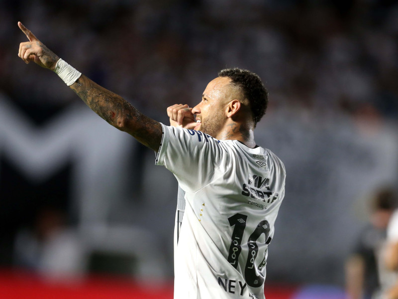 Neymar celebra un gol con la camiseta del Santos.