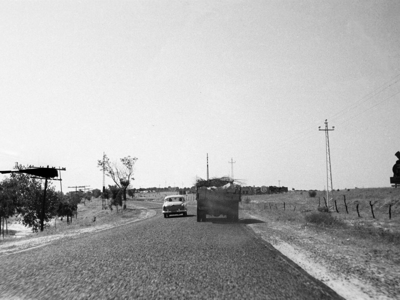 Carretera provincial de Toledo con tráfico en 1959