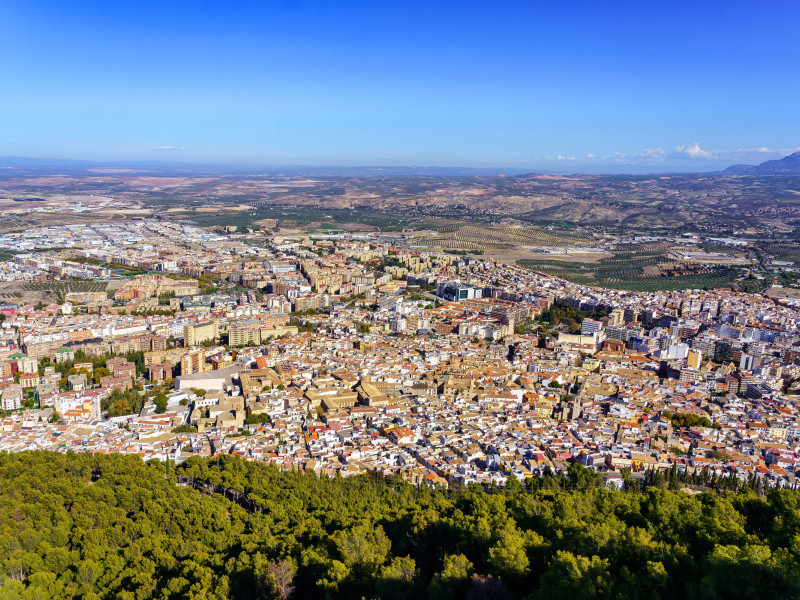 Vista aérea de la ciudad de Jaén con sus olivares y montañas a su alrededor.