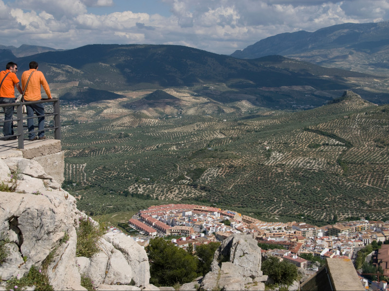 Turistas contemplando la vista de la ciudad y el campo circundante desde el Parador de Jaén Castillo de Santa Catalina, Jaén