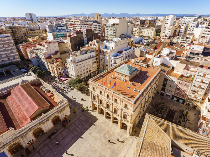 Vista en ángulo alto del Ayuntamiento de Castellón de la Plana y otros edificios principales