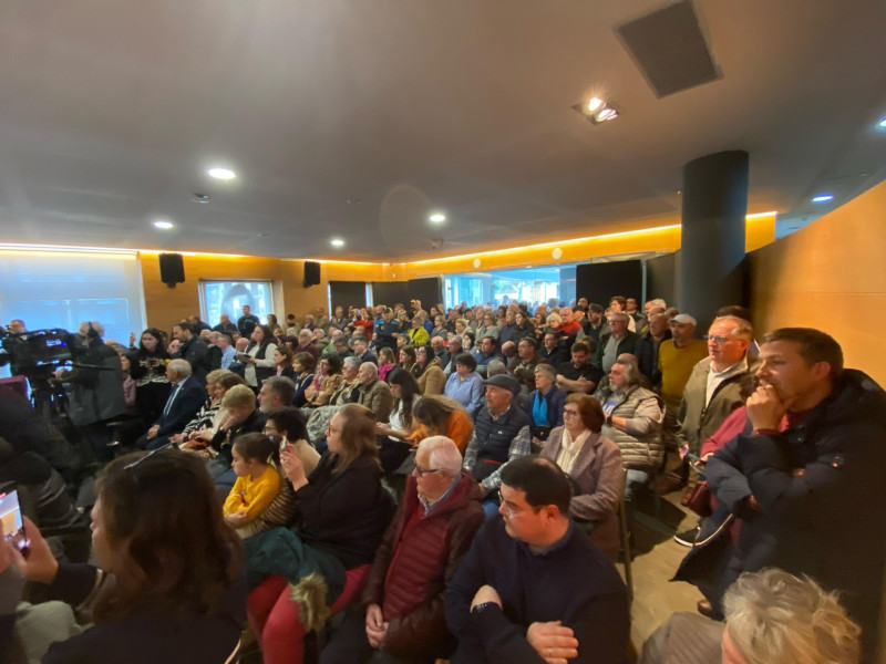 Muchos vecinos de Viveiro siguieron en directo el debate de la moción de censura