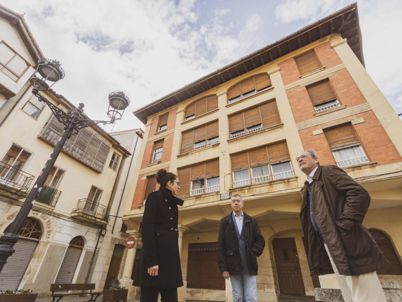 La 'Casa de la Imprenta' se transforma en un nuevo eje cultural en el corazón de Medina de Pomar, con la Oficina de Turismo como primer paso en su revitalización.