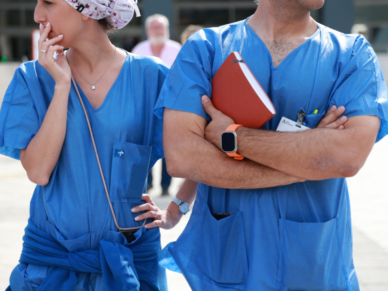 Imágenes de las protestas sanitarias en la puerta de un hospital de Sevilla