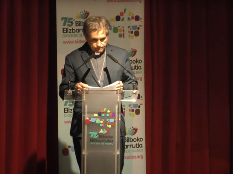 Don Joseba Segura, obispo de Bilbao, durante el acto «martxoak8mujeres»