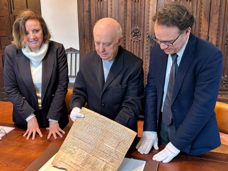 La directora del Museo de la Iglesia, Otilia Requejo; el canónigo y archivero de la Catedral, Juan José Tuñón; y el profesor de la Universidad de Oviedo, Miguel Calleja