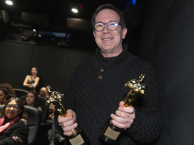 El director de 'Golpe a golpe', Emilio Ruiz Barrachina, con dos galardones del Festival de Nueva York