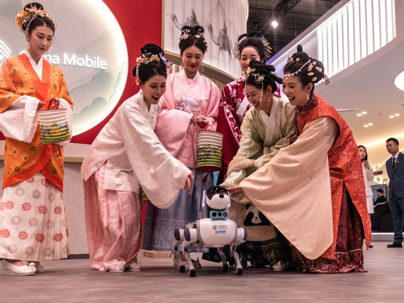 3A0D34E Barcelona, Spain. 3rd Mar, 2025. Hostesses in traditional dresses are seen with 'XiaoLi', a robotic dog, at the China Mobile Ltd booth during the Mobile World Congress 2025 in Barcelona, one of the most important events for mobile technologies and a launching pad for smartphones, future technologies, devices, and peripherals. Credit: Matthias Oesterle/Alamy Live News