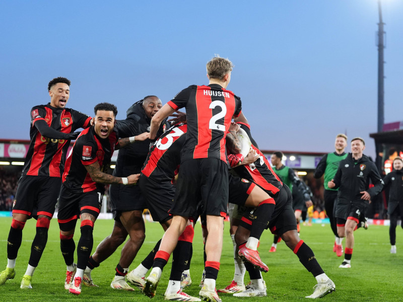 Los jugadores del Bournemouth celebran el pase a cuartos de final de la FA Cup.