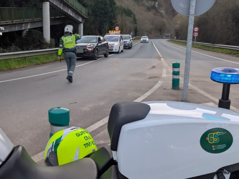 Un agente de la Guardia Civil, en el control de velocidad realizado en el Corredor del Nalón (Asturias)