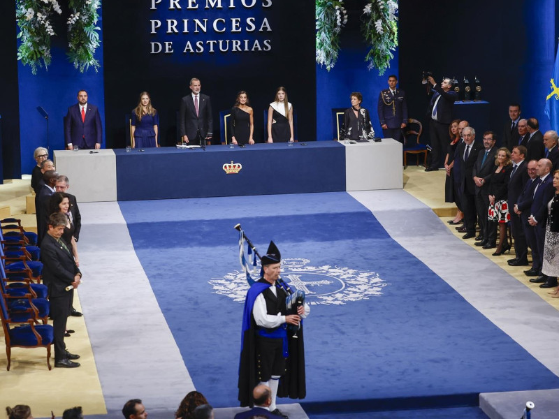 Un gaitero, en el escenario del teatro Campoamor de Oviedo, durante la ceremonia de entrega de los Premios Princesa de Asturias 2024