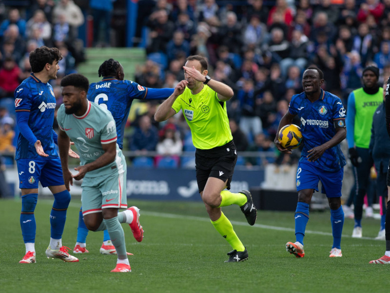 Cuadra Fernández señala penalti a favor del Atlético en su partido ante el Getafe900/Cordon Press