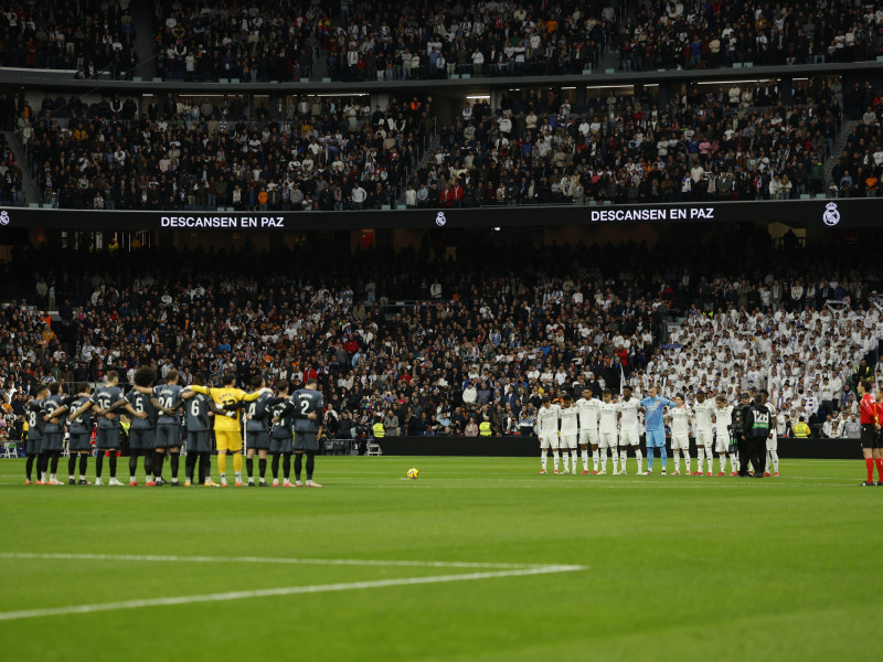 Minuto de silencio por David García de La Loma y el médico del FC Barcelona Carles Miñarro en el Bernabéu