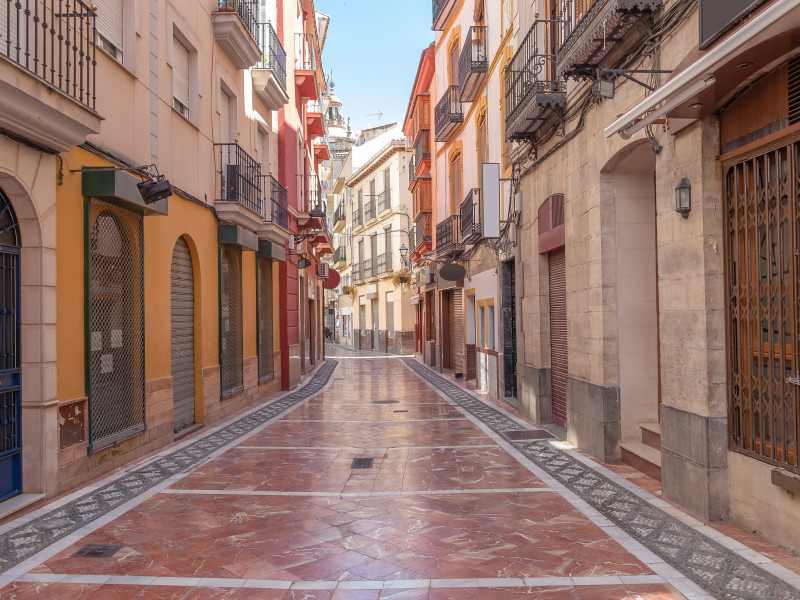 Calle peatonal en el casco antiguo de Jaén, España