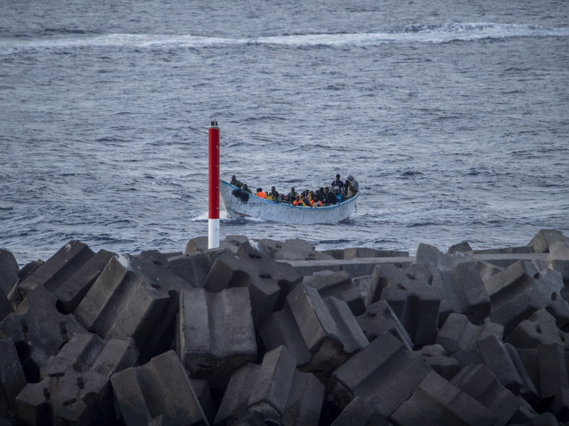 Un cayuco a su llegada al puerto de La Restinga, a 7 de diciembre de 2024, en El Hierro, Canarias (España).