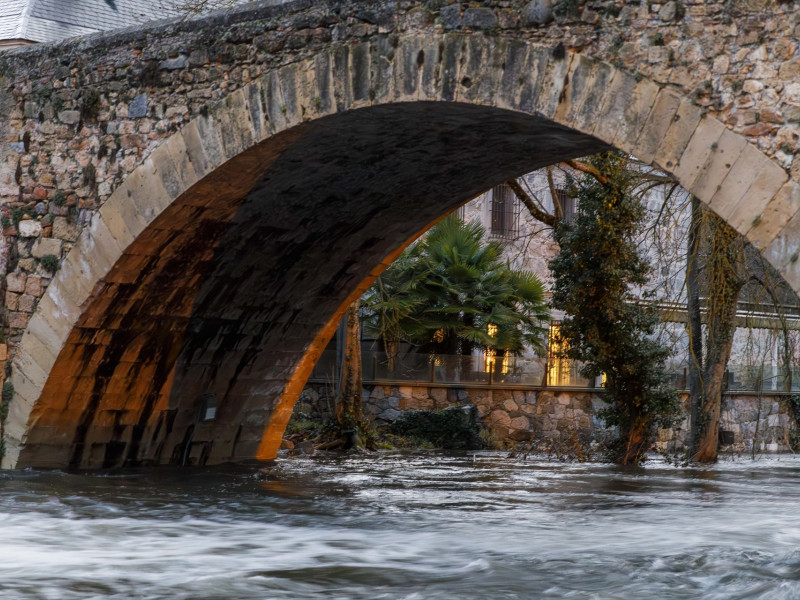 El río Eresma a su paso por la Casa de la Moneda, a 6 de marzo de 2025, en Segovia