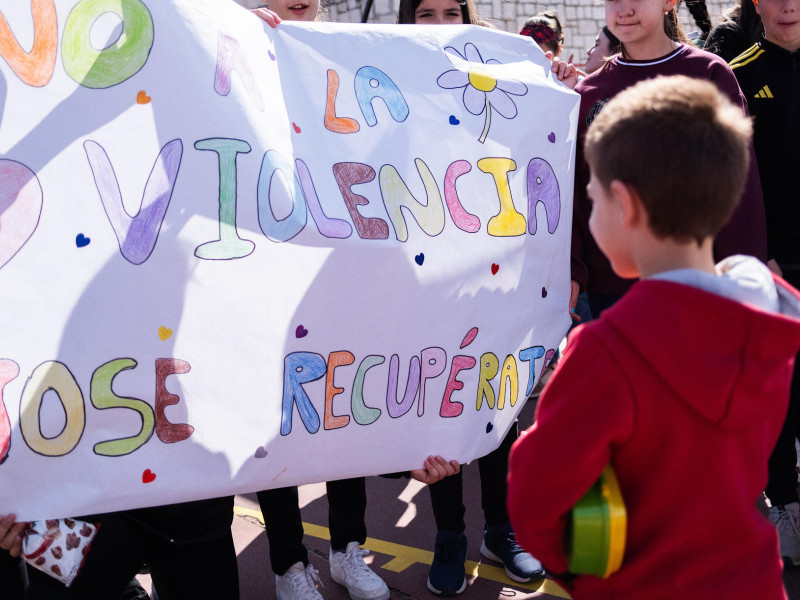 ARANDA DE DUERO, 10/03/2025.- Concentración de protesta en el colegio Fernán González de Aranda de Duero (Burgos) donde trabaja como conserje el árbitro agredido este domingo por el padre de uno de los jugadores del equipo visitante del partido, de la categoría cadete de Primera Provincial. El colegiado ha quedado ingresado en el Hospital Universitario de Burgos por las lesiones sufridas. EFE/ Paco Santamaría