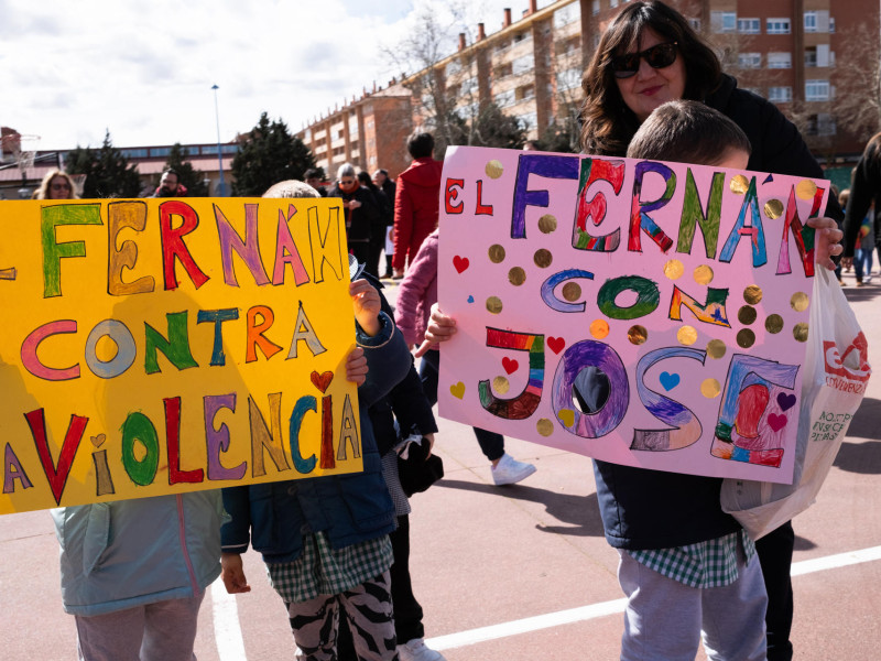 ARANDA DE DUERO, 10/03/2025.- Concentración de protesta en el colegio Fernán González de Aranda de Duero (Burgos) donde trabaja como conserje el árbitro agredido este domingo por el padre de uno de los jugadores del equipo visitante del partido, de la categoría cadete de Primera Provincial. El colegiado ha quedado ingresado en el Hospital Universitario de Burgos por las lesiones sufridas. EFE/ Paco Santamaría