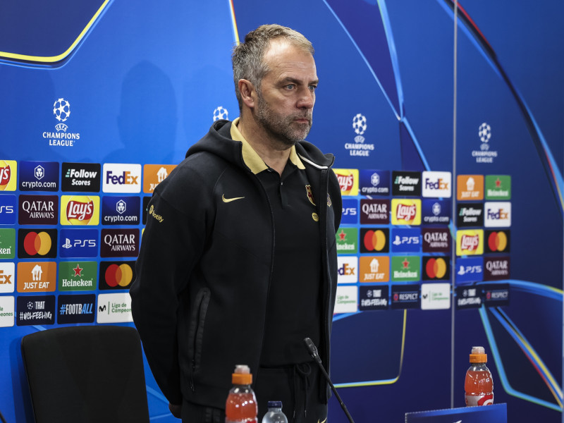 Hansi Flick, durante el minuto de silencio por el doctor Miñarro antes de la rueda de prensa previa al Benfica