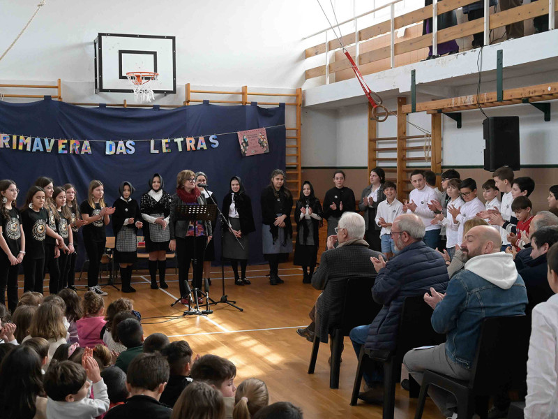 Fina Casalderrey e o alumnado protagonista da obra