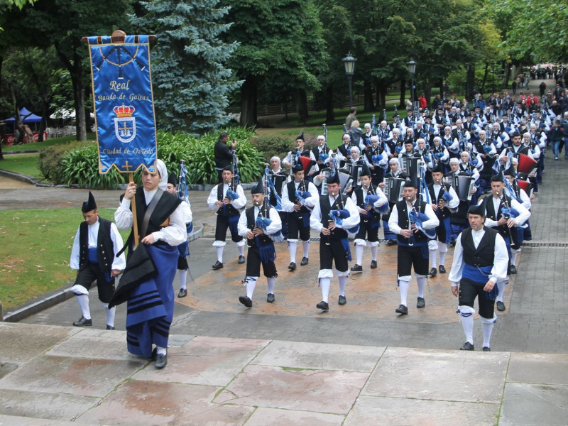 Real Banda de Gaitas Cuidad de Oviedo en el Martes de Campo