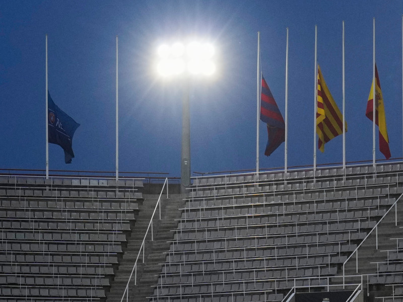 Banderas a media asta en el Estadio de Montjuic