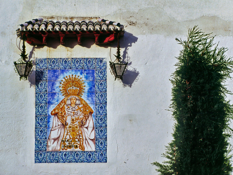 Virgen María, imagen de azulejo en el Monasterio de Santa Isabel La Real, barrio del Albaicín en Granada