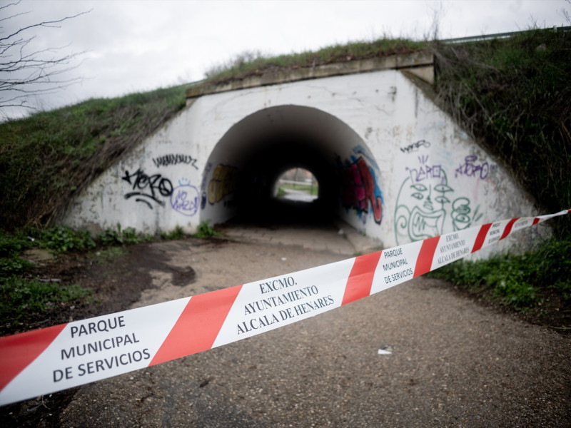 Una cinta indica el cierre del paso a zonas inundables ante la crecida del caudal del río Henares, a 7 de marzo de 2025, en Alcalá de Henares, Madrid