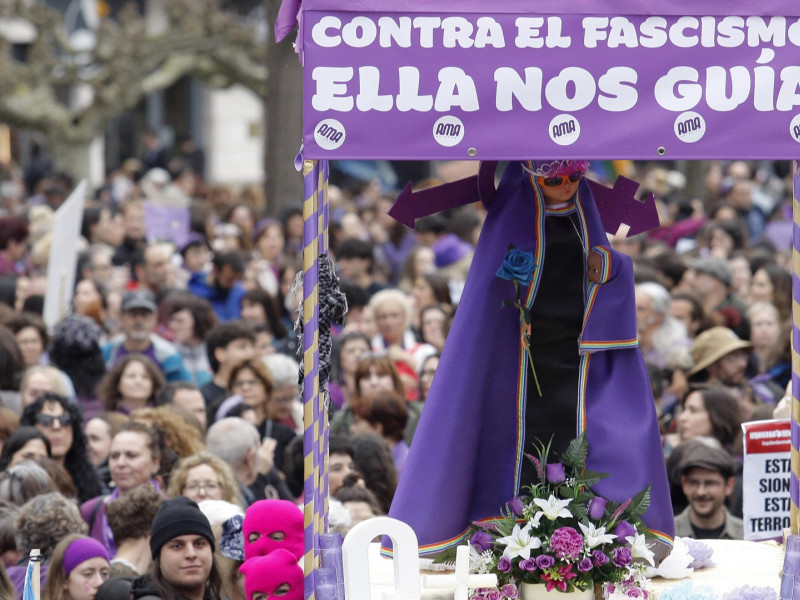 Parodia de la Virgen de Covadonga, en la manifestación del 8-M en Gijón