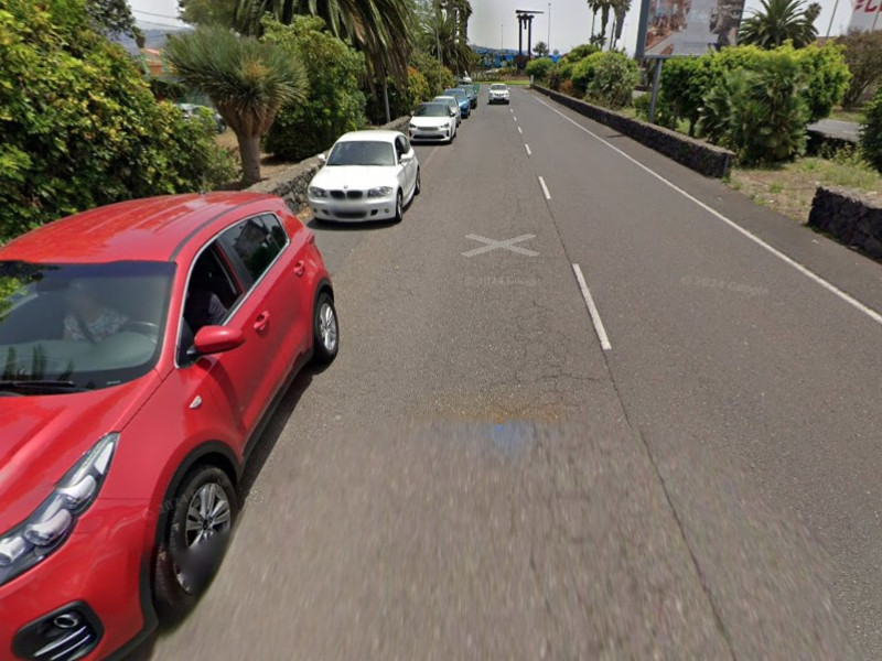 Coches aparcados en Tenerife Norte