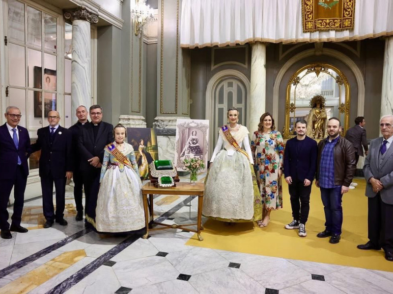 Las Falleras posan con la réplica de la joya de Isabel II