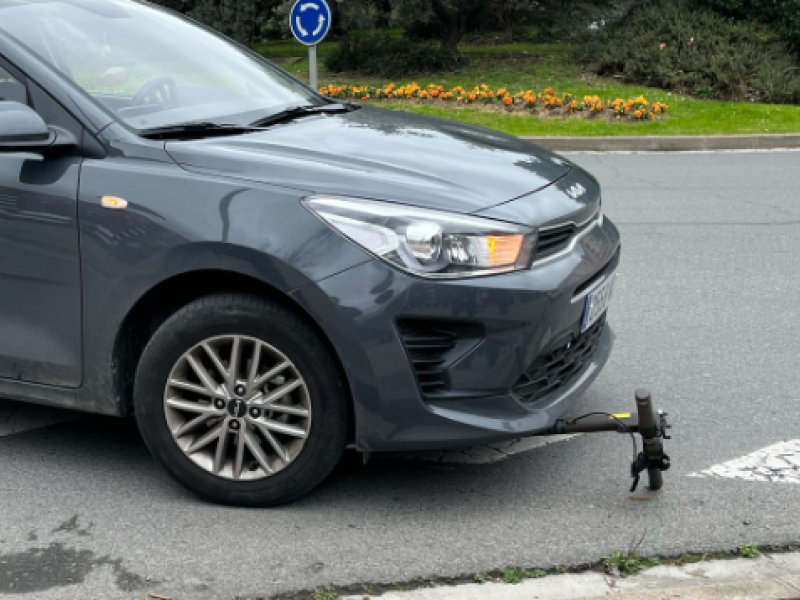 Herido un conductor de patinete tras ser atropellado por un turismo en la calle Estambrera