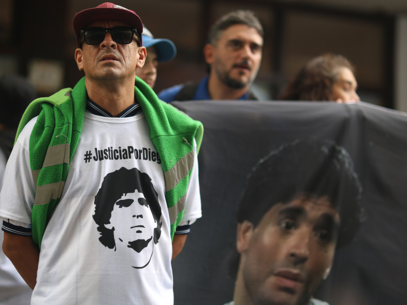 Seguidores de Maradona, en las afueras del Tribunal donde se celebra el juicio por el argentino