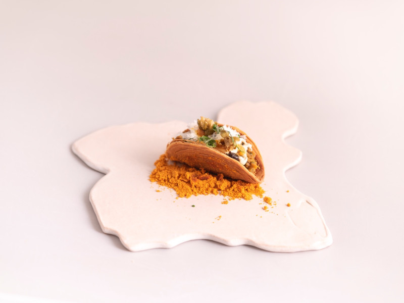 Imagen de la tapa ganadora servida en un plato que reproduce el mapa de Murcia