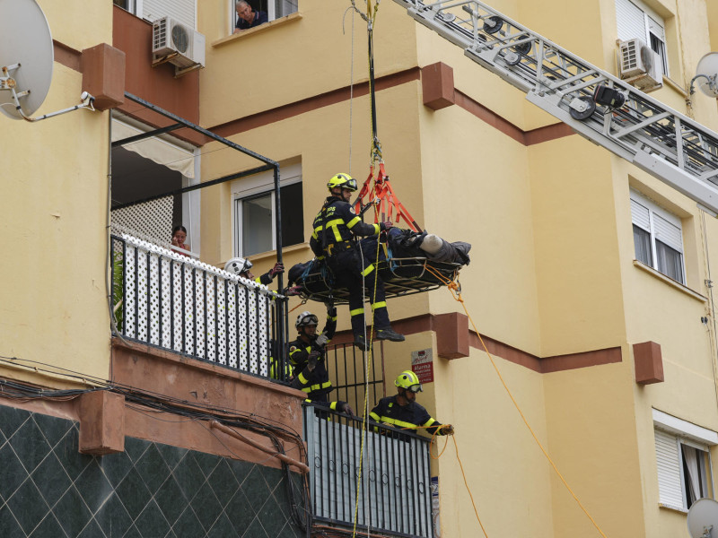 Bomberos sacan a José María Fernández de su casa en Cádiz