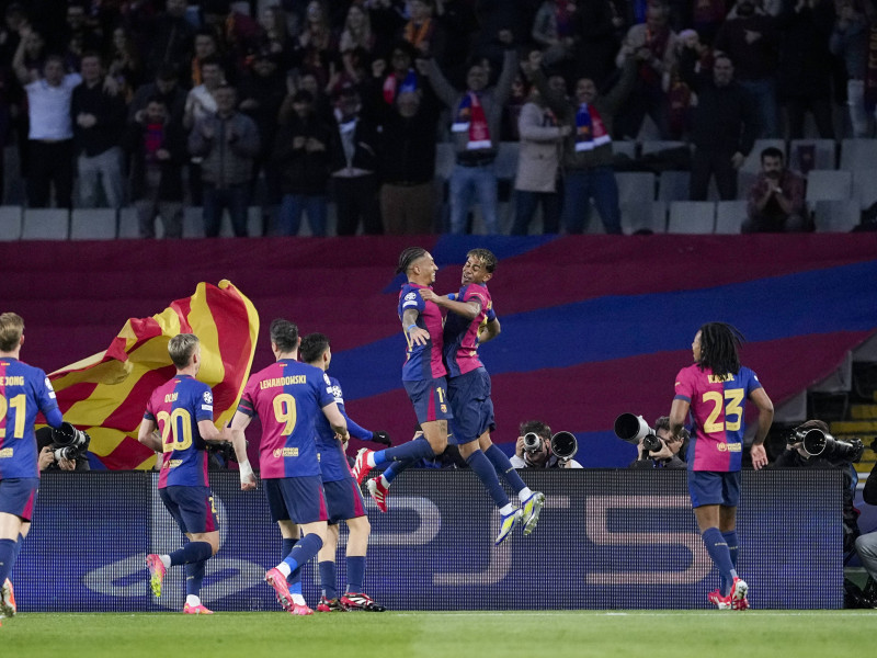 Los jugadores del Barcelona celebran un gol contra el Benfica