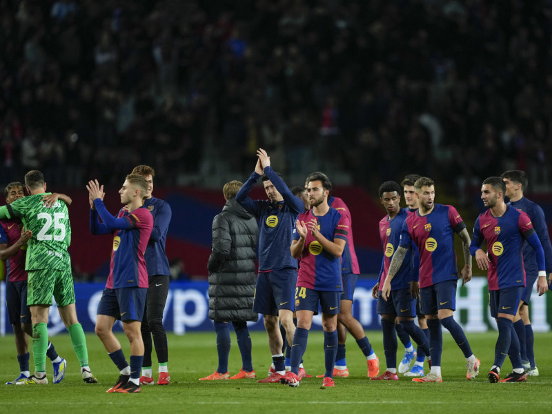 Los futbolistas del Barcelona celebran el pase a cuartos de final