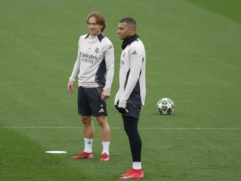 Kylian Mbappé junto a Modric en un entrenamiento del Real Madrid