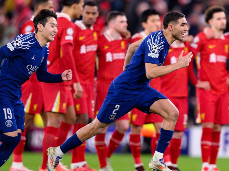 Lee y Hakimi celebran la clasificación del PSG a cuartos de final de la Champions por penaltis frente al Liverpool