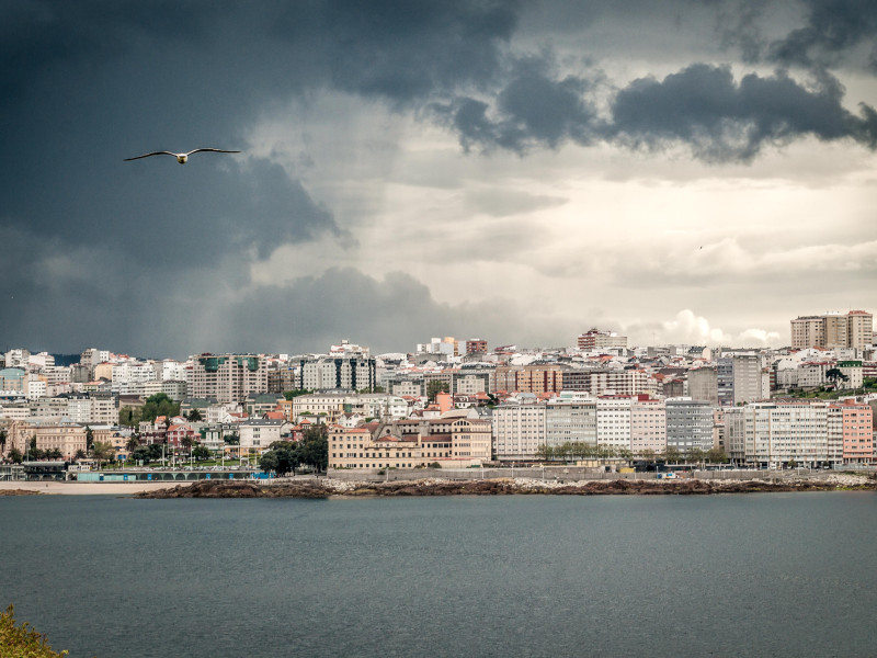 Fuerte tormenta con lluvia y nubes dramáticas sobre el centro de la ciudad de A Coruña