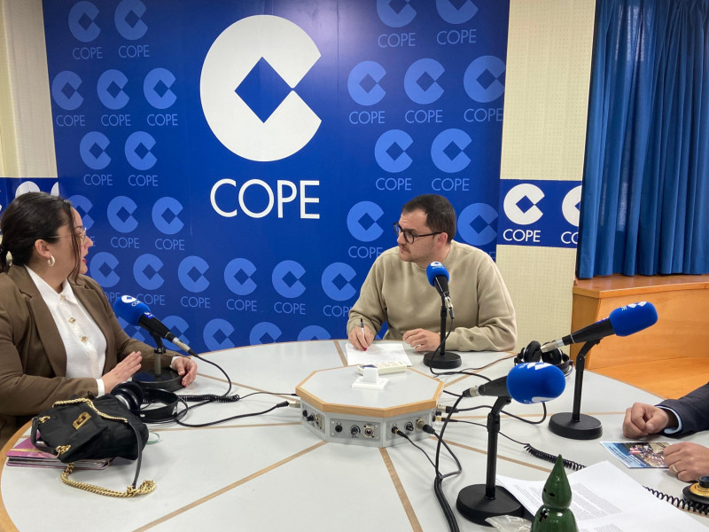 Cristina Romero, alcaldesa de Aroche, y Antonio Manuel Cuaresma, presidente de la Asociación Ruta Rural, durante su visita a COPE Huelva